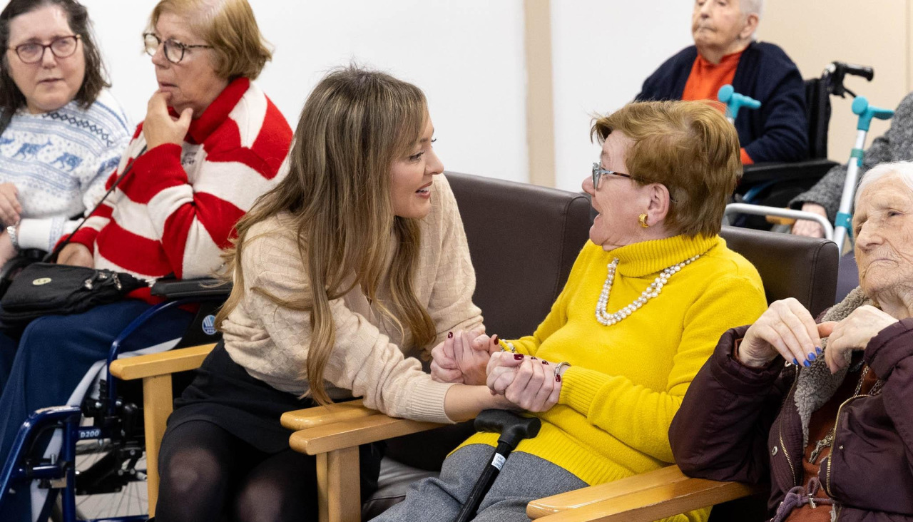 La conselleira de Política Social e Igualdade, Fabiola García, durante su visita a la residencia de mayores José Otero el pasado mes de febrero