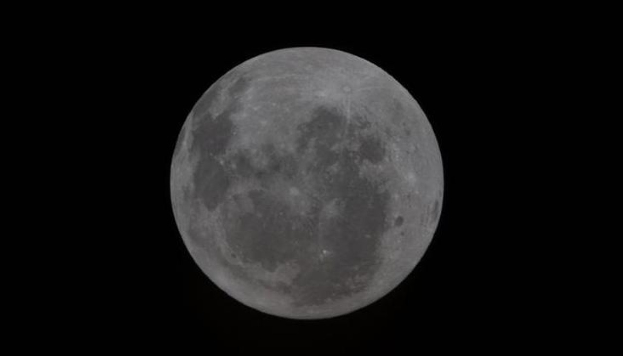 AME607. LOS ÁNGELES (ESTADOS UNIDOS), 05/04/2026.- Imagen tomada de la pagina oficial de la NASA que muestra una fotografía de la de la cara oculta de la Luna captada por la tripulación de la misión Artemis II. En la imagen, tomada este sábado, se observa a la Luna al revés, con su Polo Sur apuntando hacia arriba y una vista completa de la cuenca Oriental de la Luna, la cual nunca antes había sido vista en su totalidad por ojos humanos, según describió la agencia espacial. EFE/ NASA /SOLO USO EDITORIAL/ NO VENTAS/ SOLO DISPONIBLE PARA ILUSTRAR LA NOTICIA QUE ACOMPAÑA (CRÉDITO OBLIGATORIO)