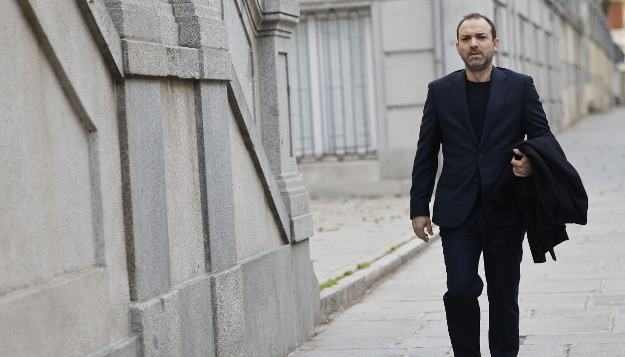 MADRID, 07/03/2026.- Víctor Ábalos, hijo del exministro José Luis Ábalos, llega este martes al Tribunal Supremo donde comienza el juicio contra Ábalos, su exasesor Koldo García y el empresario Víctor de Aldama por el caso de las mascarillas, una presunta trama de corrupción para lucrarse con material sanitario durante la pandemia. EFE/Sergio Pérez
