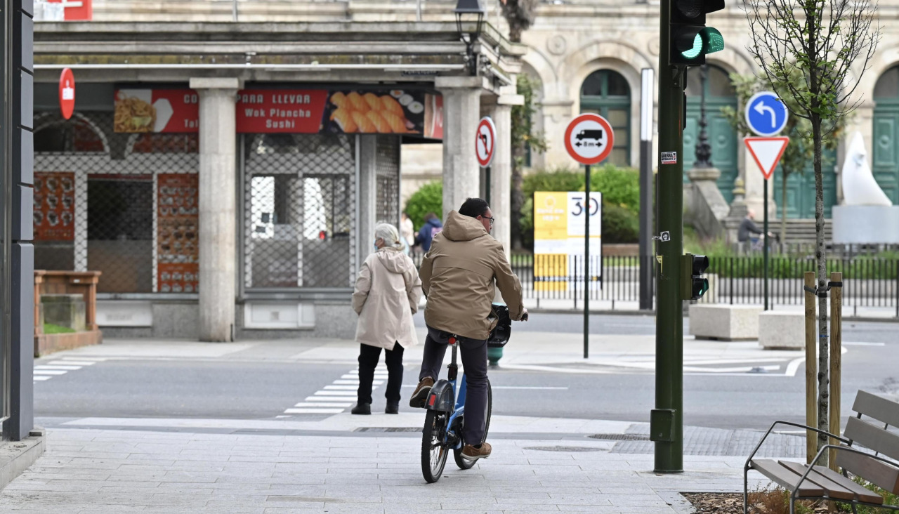 Un ciclista circula por la acera en la calle Payo Gómez