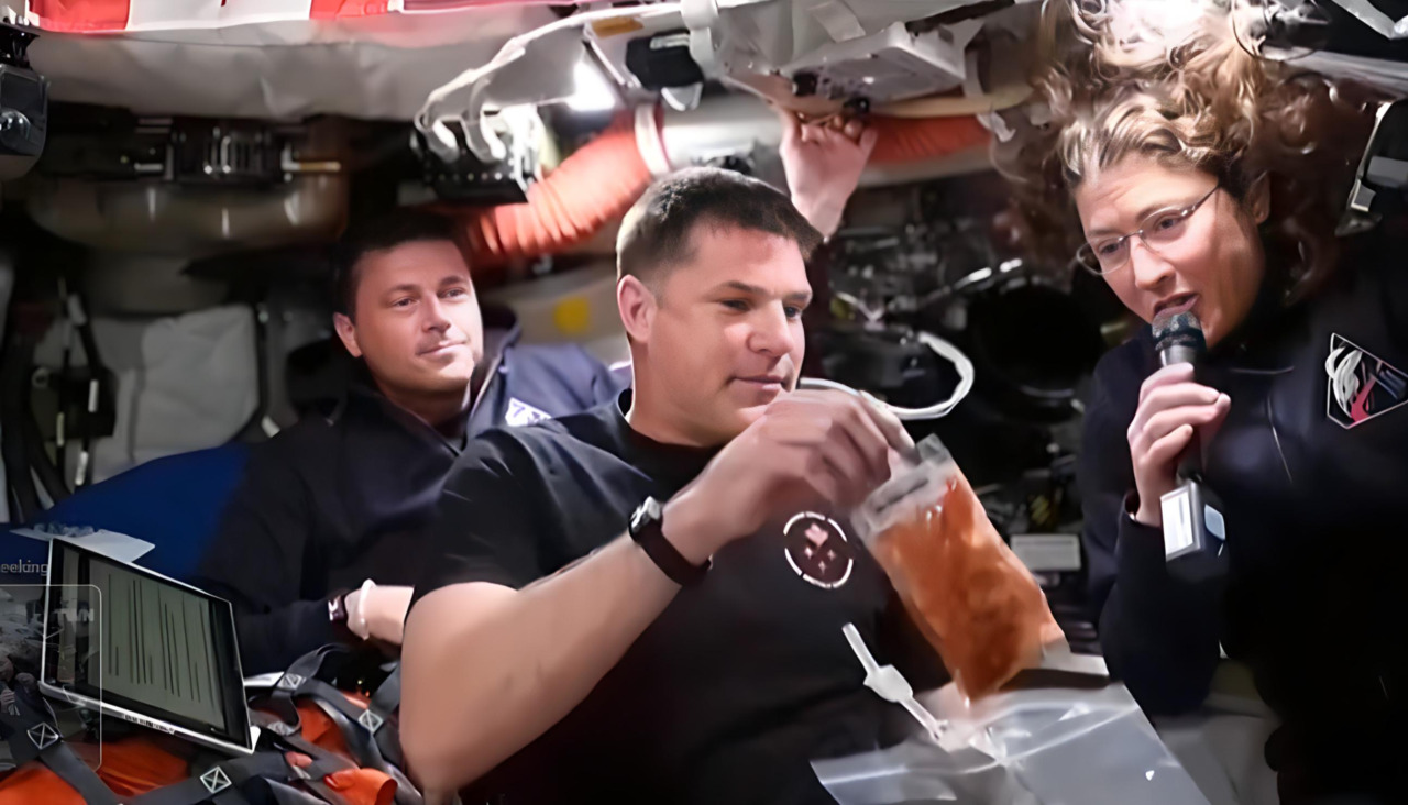 Los astronautas Wiseman, Hansen y Koch muestran la comida que ingieren durante la misión Artemis II