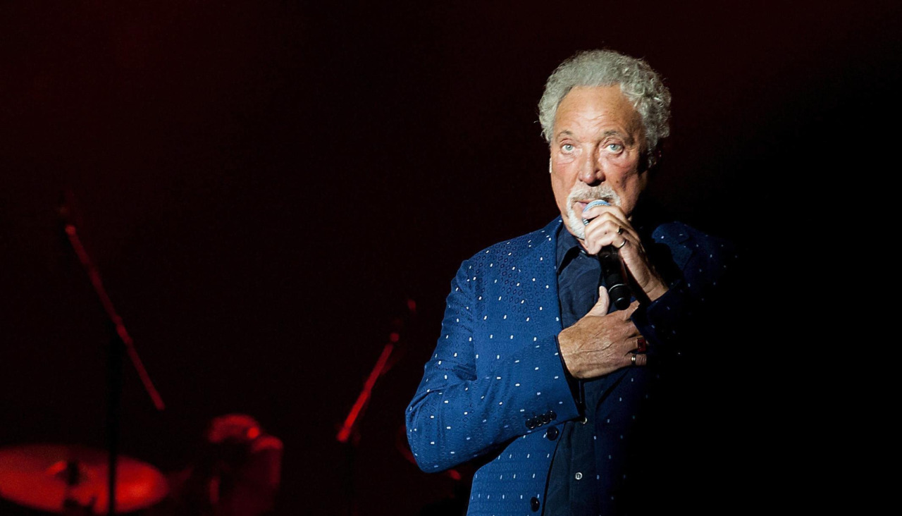 Tom Jones, durante una actuación en 2017