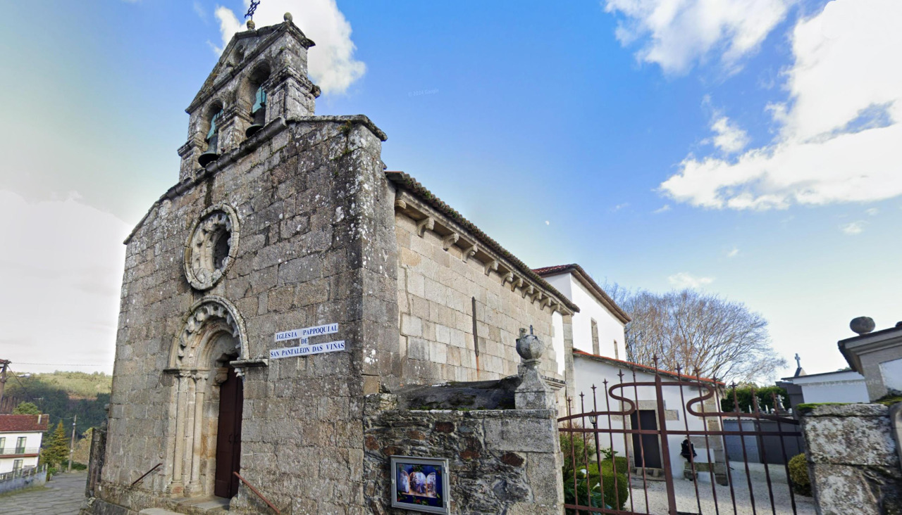 Iglesia de San Pantaión das Viñas, en Paderne
