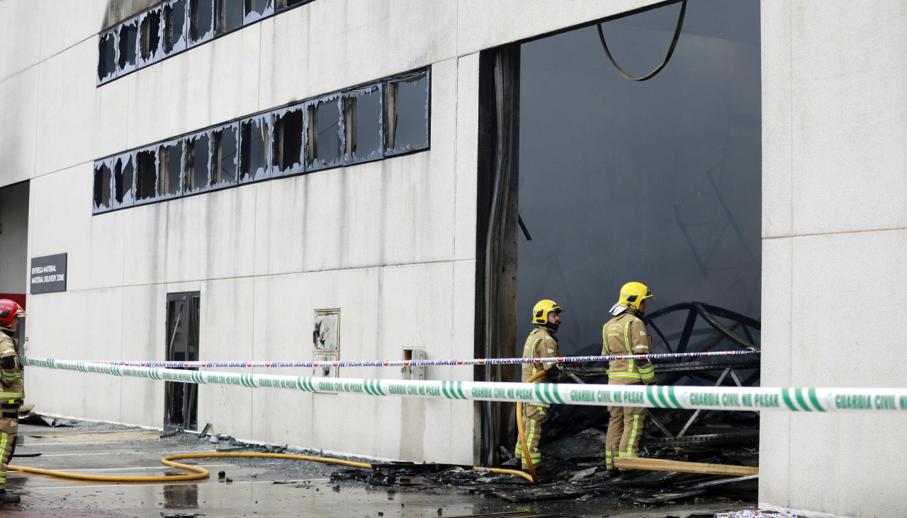 Nave de Trison que ardió en su sede central de Espíritu Santo (Sada)