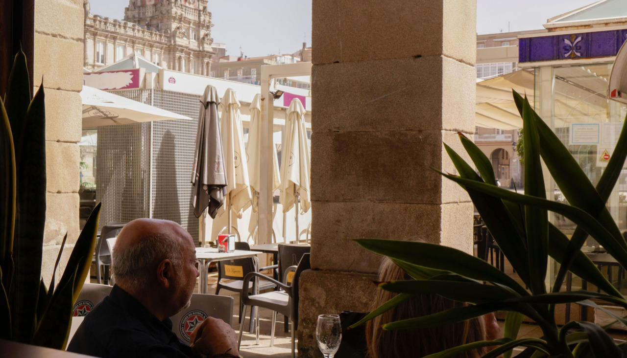 Un cliente toma algo este viernes en una terraza de María Pita