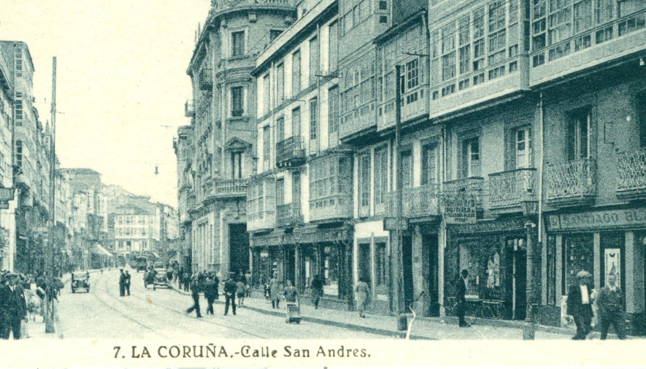 Postal de Lucien Roisin Besnard que muestra la calle de San Andrés en A Coruña a principios del siglo XX