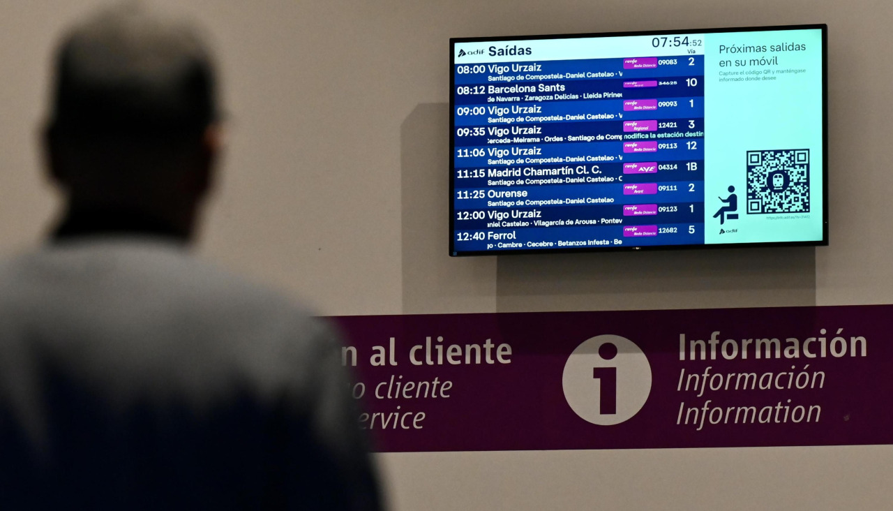 Una persona mira la pantalla, en la estación de tren de A Coruña