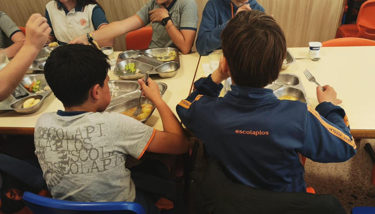 Varios alumnos, en el comedor del Colegio Calasanz Escolapios