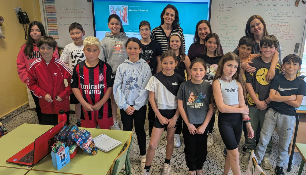 Judith Fernández, en el centro, con escolares del Colexio Plurilingüe de Tarrío