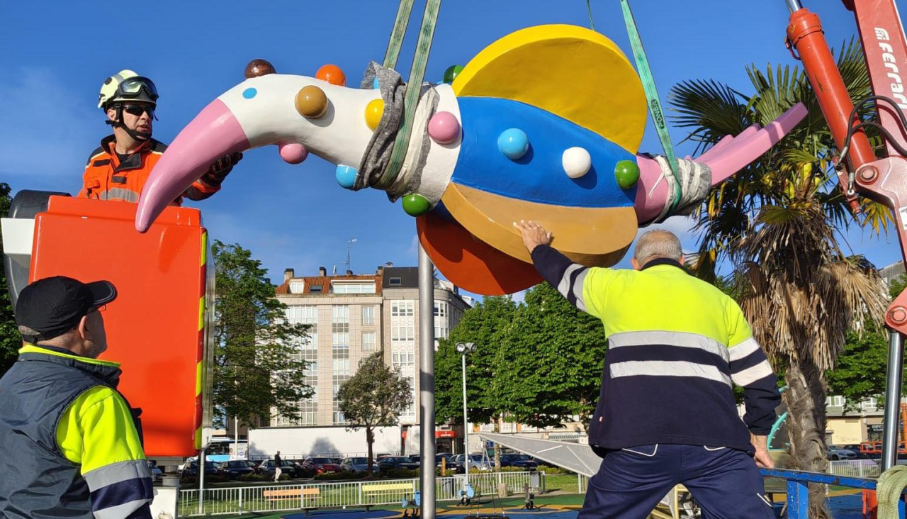 Esta mañana, operarios municipales volvieron a colocar la escultura, una vez restaurada, en el Paseo de Sada