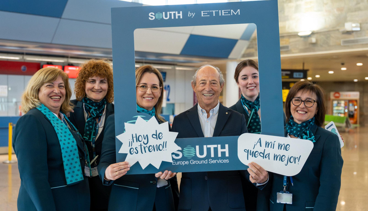 Trabajadoras de South junto a Javier Cañás, fundador de Etiem