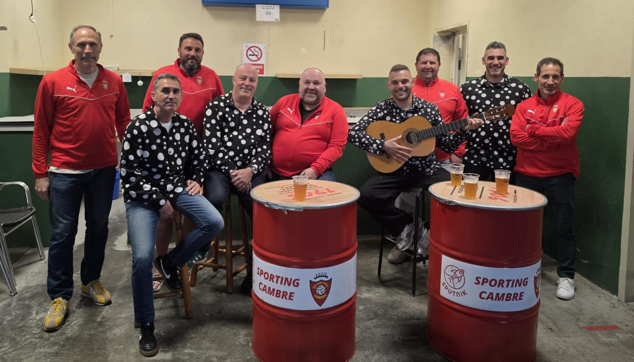 La directiva del Sporting Cambre posa en el campo Dani Mallo | cedida