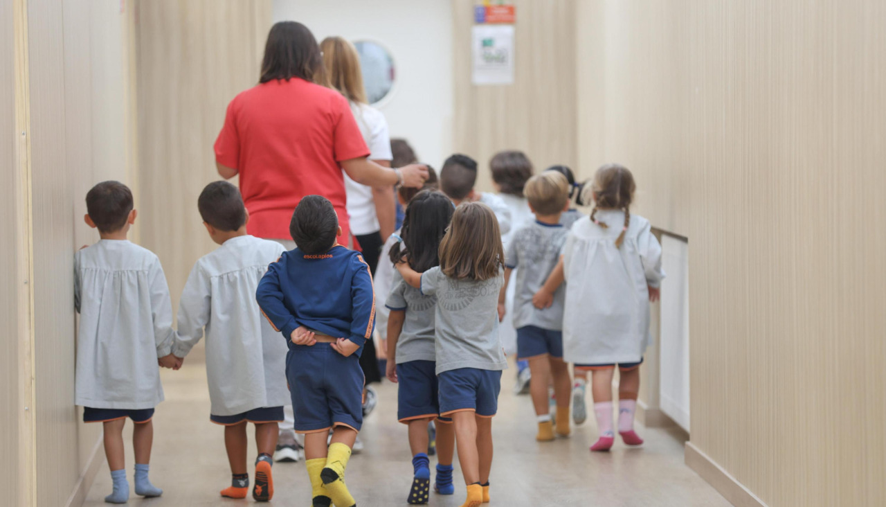 Varios alumnos de Infantil del Colegio Calasanz, caminan por las instalaciones del centro