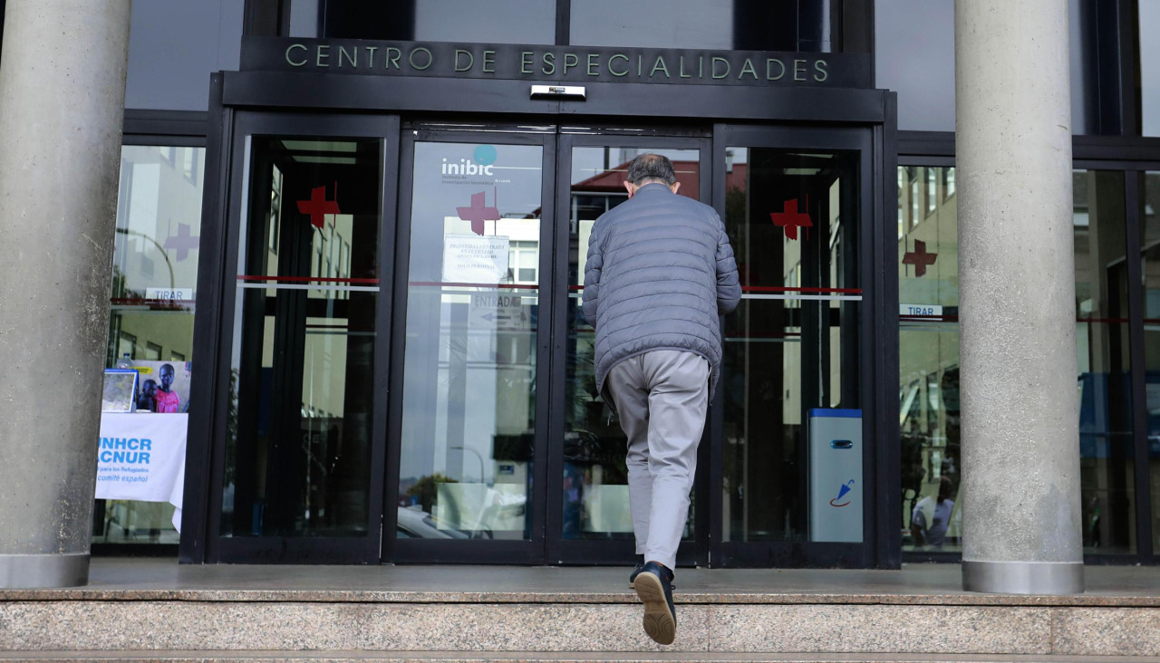 Una persona accede al centro de especialidades de O Ventorrillo