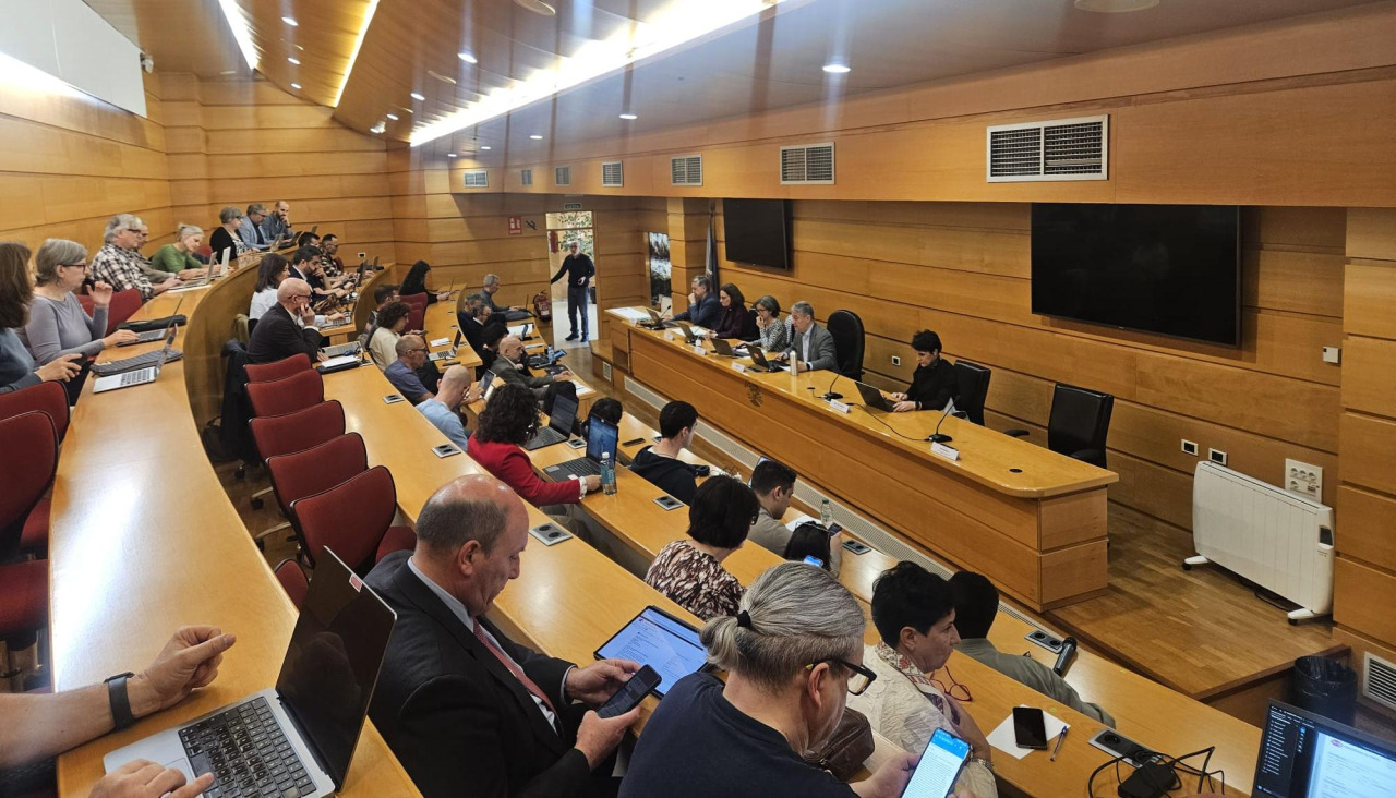 Un momento de la reunión del Consello de Goberno de la UDC, esta mañana, en el Rectorado