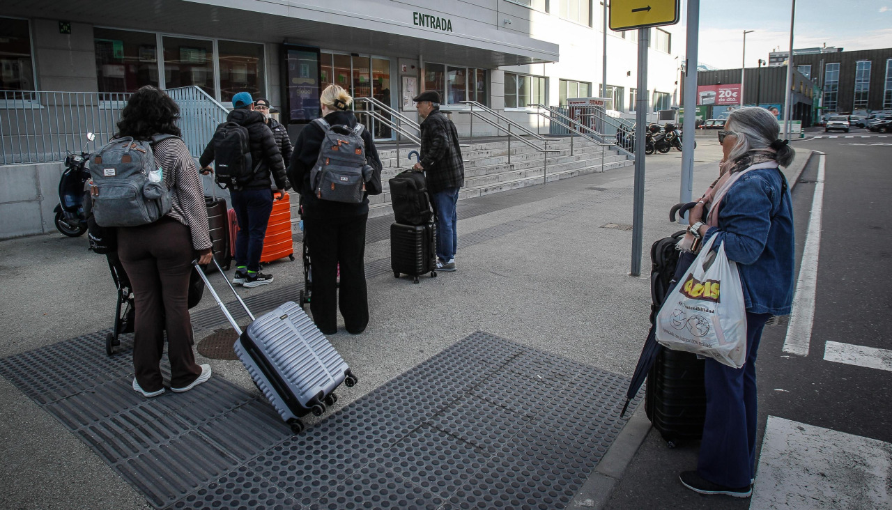 Viajeros, en la entrada de la estación de tren de A Coruña