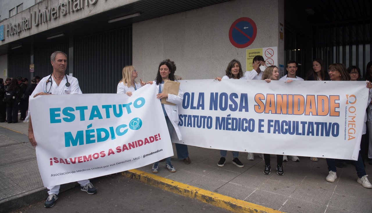 Los médicos del Chuac de A Coruña protestan en la cuarta semana de huelga contra la reforma del estatuto marco que propone el Ministerio de Sanidad y que regula las condiciones laborales del personal del Sistema
