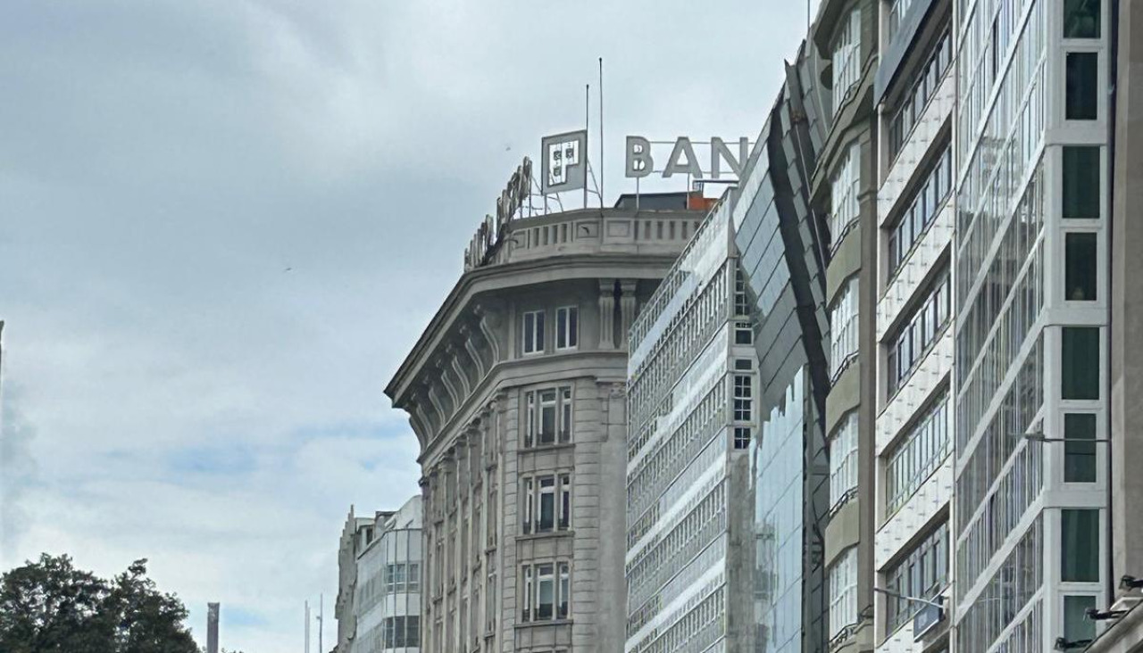 Logo del Banco Pastor en el Cantón Pequeño de A Coruña