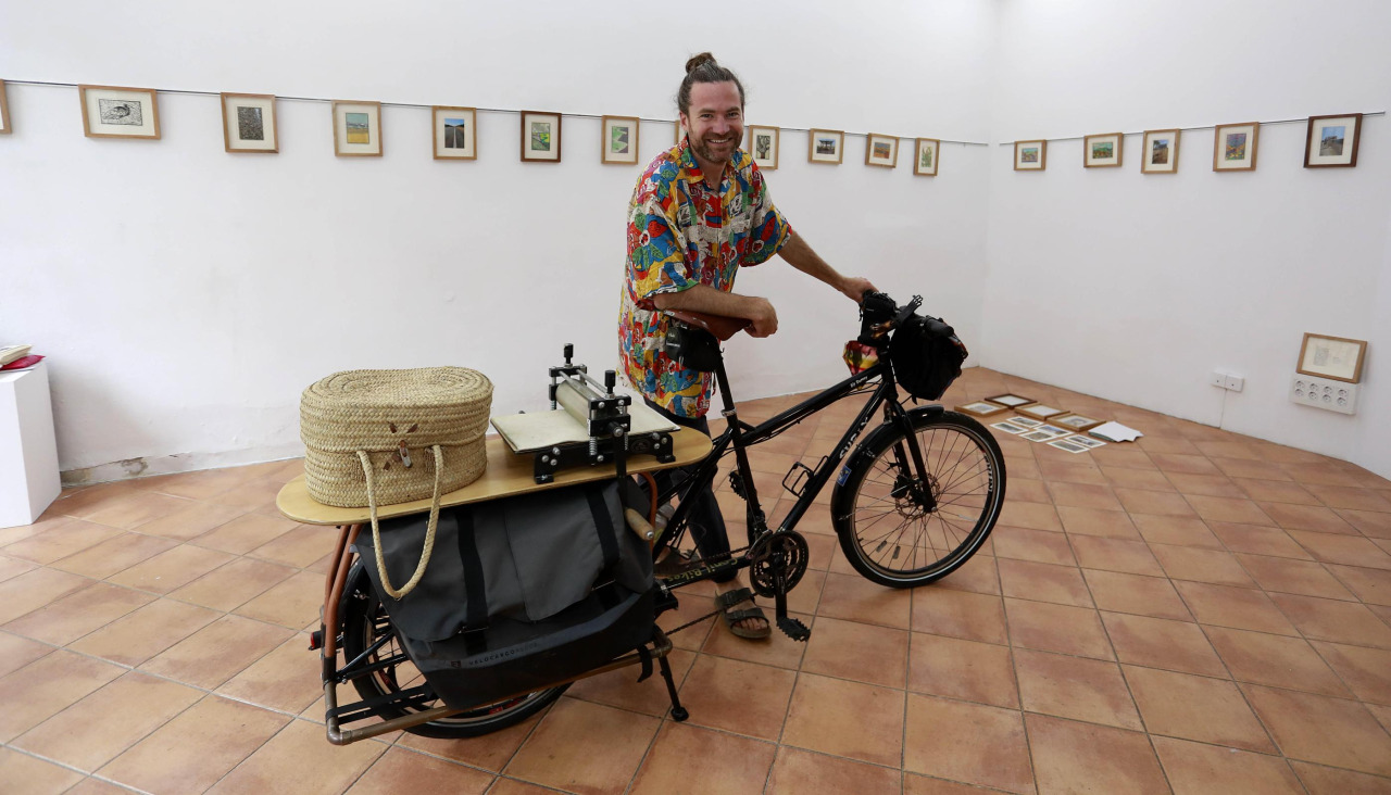 Gaby Trustram, con su bicicleta en la Fundación CIEC