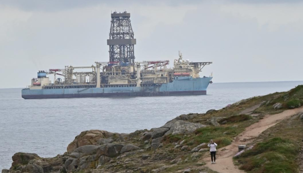 El barco 'Noble Valiant', camino de fondear en la ría de Ares