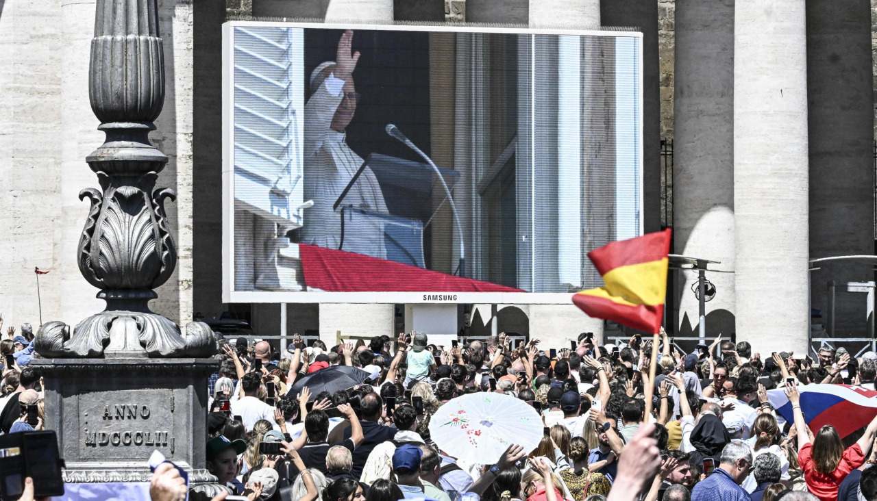 El papa aparece en una de las grandes pantallas instaladas en El Vaticano