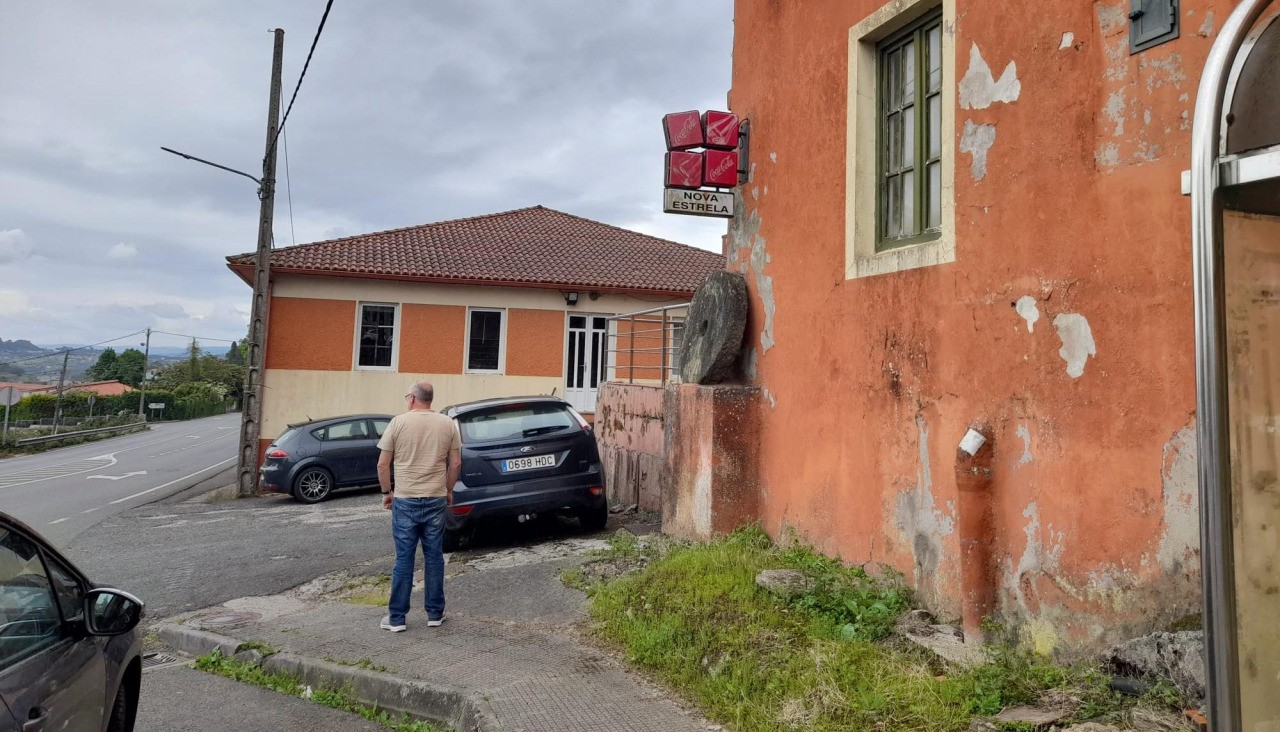 El complejo que ocupaba Casa Concheiro se ubica en las inmediaciones de la vía autonómica AC-542