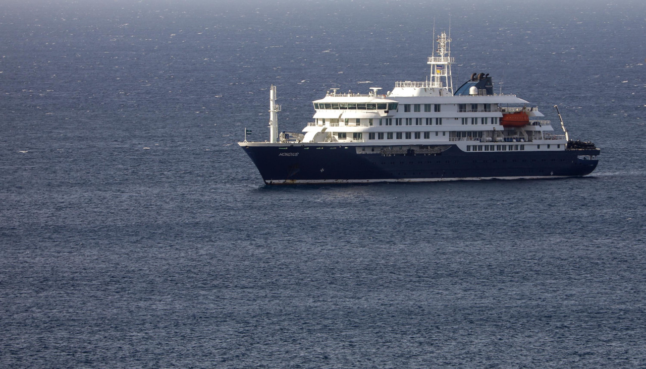 Praia (Cape Verde), 04/05/2026.- Dutch cruise ship MV Hondius is anchored off the coast of the city of Praia on the island of Santiago, Cape Verde, 04 May 2026, after three people died onboard from an acute respiratory syndrome. The World Health Organization (WHO) reported one confirmed case and five additional suspected cases of hantavirus infection on the vessel sailing in the Atlantic Ocean. Three of those affected have died and one is currently in intensive care in South Africa. (Cabo Verde, Sudáfrica) EFE/EPA/ELTON MONTEIRO