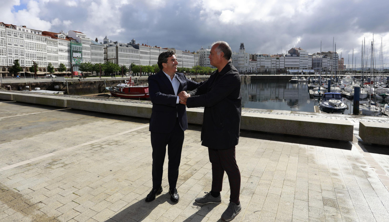 El presidente del Puerto, Martín F. Prado, y el guía Suso Martínez