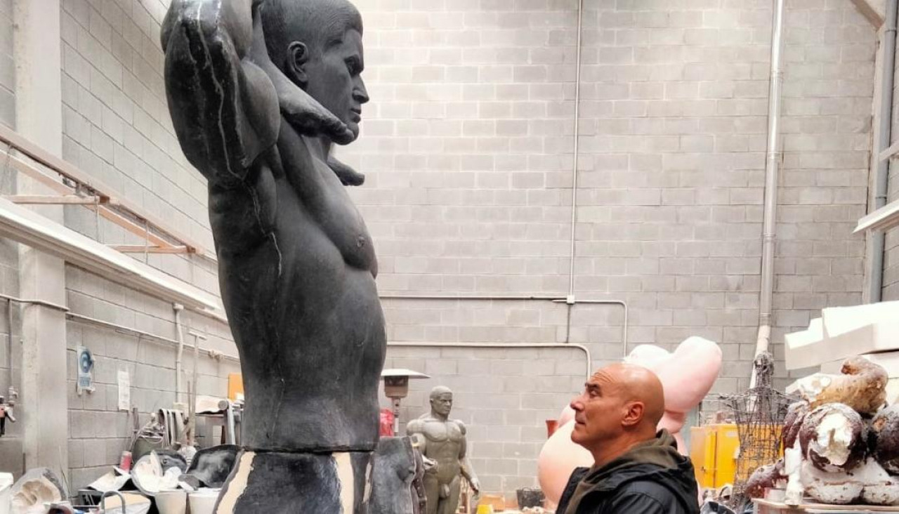 Conde observa la escultura