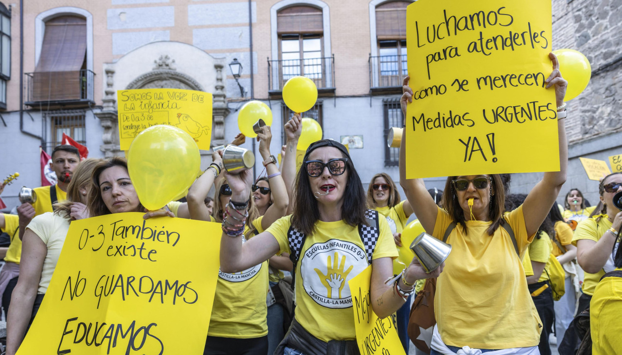 Dos educadoras, durante la protesta de este jueves en Toledo