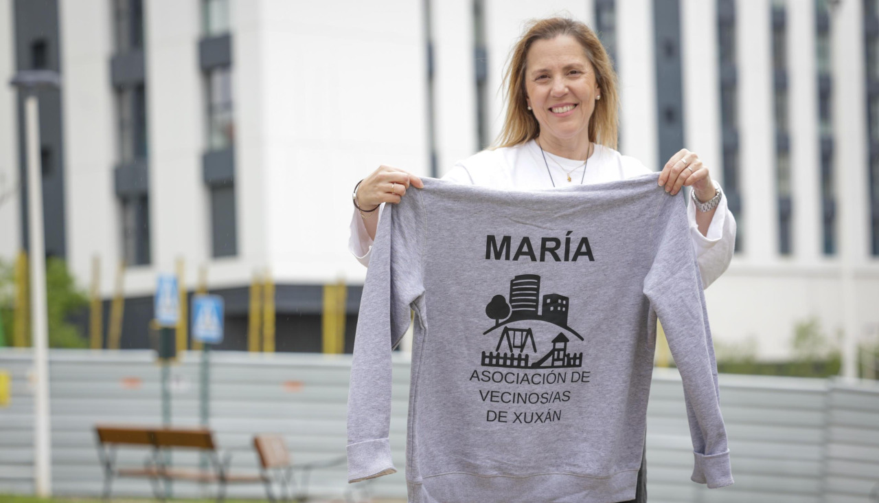 La presidenta de la asociación vecinal, María Sierra, con una sudadera de la entidad