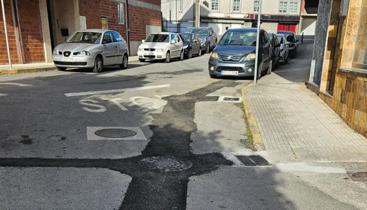 El Concello de Bergondo ha concluido los trabajos de renovación y mejora de la red de pluviales en los núcleos de A Brea y Sobre a Igrexa, ambos situados en la parroquia de Guísamo. Estas intervenciones responden a las demandas vecinales para dar una solución definitiva a las acumulaciones de agua y desbordamientos que se registraban históricamente en ambos puntos durante los episodios de lluvias intensas.En la zona de A Brea, donde se realizó una inversión de 22.381,78 euros, los trabajos han consistido en la ejecución de un nuevo colector de pluviales diseñado para captar de forma eficiente la escorrentía superficial. Para lograrlo, se han distribuido estratégicamente una serie de sumideros que evitan que el agua se acumule en el punto más bajo de la calle y entre en las edificaciones de la zona.Además, esta nueva infraestructura funciona ahora como reguladora de la red de aguas residuales. Con ello, el Concello soluciona los desbordamientos que hasta la fecha afectaban gravemente tanto a las construcciones limítrofes como a la carretera nacional N-VI. La intervención concluyó con la reposición completa del firme en todas las zonas afectadas por la instalación de las tuberías.Por su parte, la actuación finalizada en Sobre a Igrexa, que contó con un presupuesto de 24.776,29 euros, ha puesto fin a los desbordamientos sobre la plataforma viaria. Para ello, se instaló un nuevo colector, que se completó con la construcción de cinco pozos de registro y la instalación de nueve sumideros, cancelando a su vez dos sumideros de la red antigua.Obras pluviales A Brea