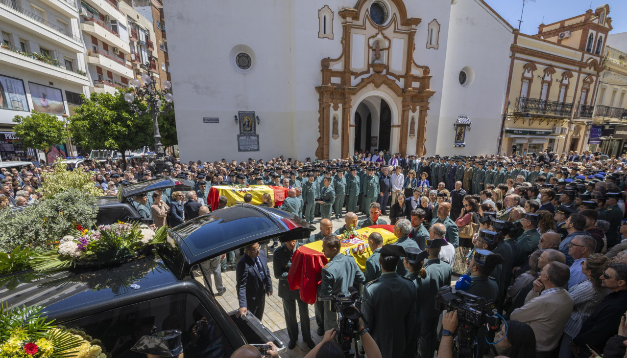 Salida de los féretros de los dos guardias civiles del funeral celebrado este sábado