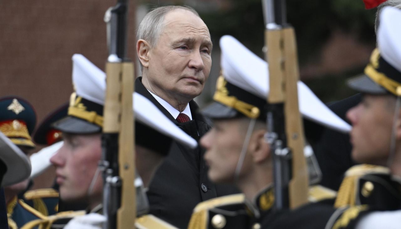 Putin observa el pasado desfile del Día de la Victoria