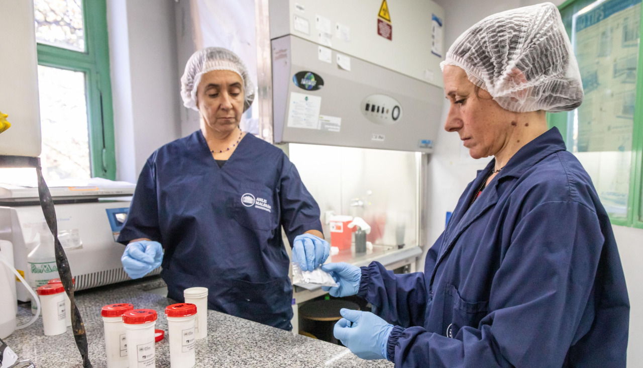 ADos técnicas trabajan en un laboratorio en Argentina, que envió a países de África y Europa, entre ellos España, material para la detección del virus