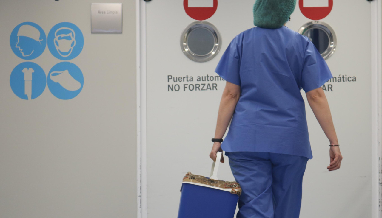 Una sanitaria entra en quirófano para un trasplante