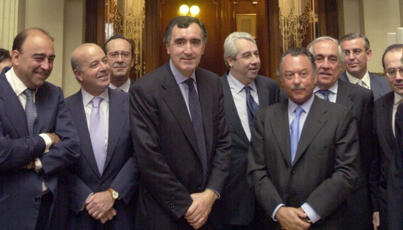 El consejero delegado, José María Castellano, en el centro, durante el debut bursátil en 2001 | Archivo El Ideal Gallego