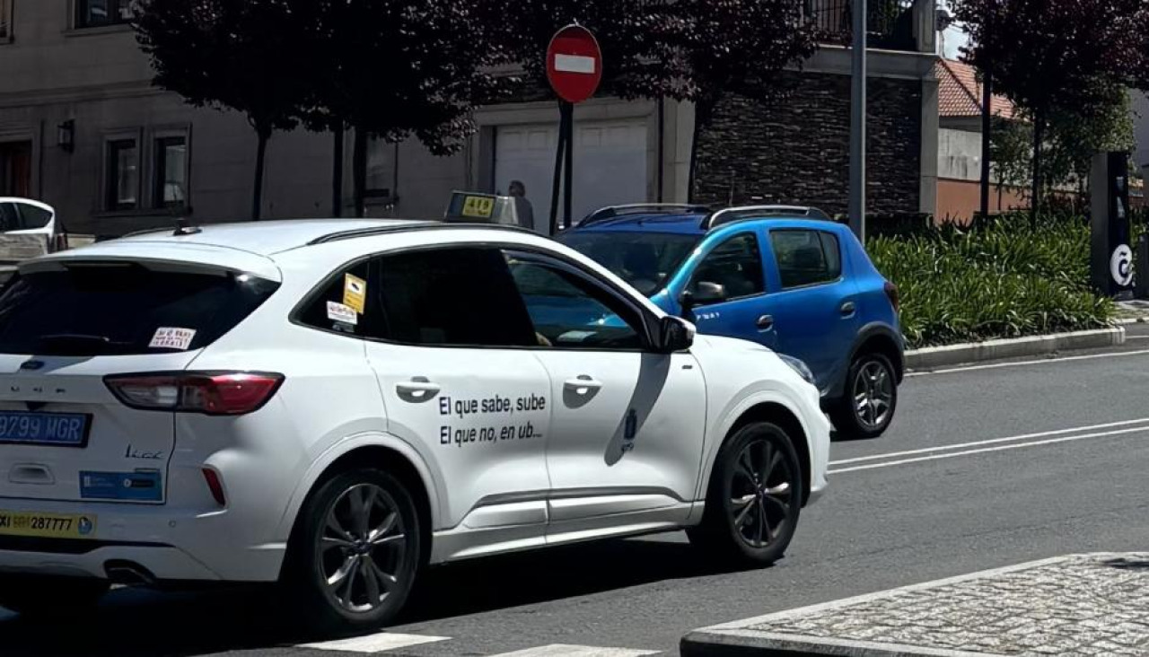 El taxi circula por la avenida de Arteixo