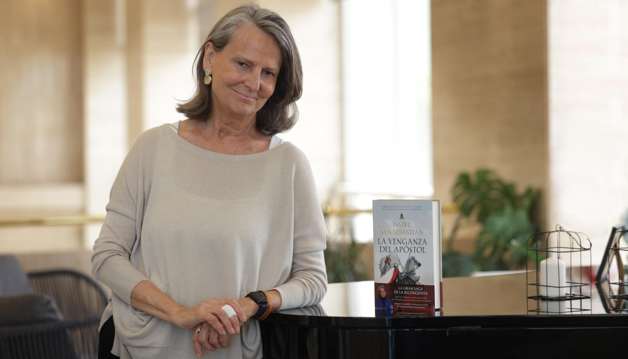 La periodista y escritora Isabel San Sebastián, junto a su última novela, ayer, en A Coruña