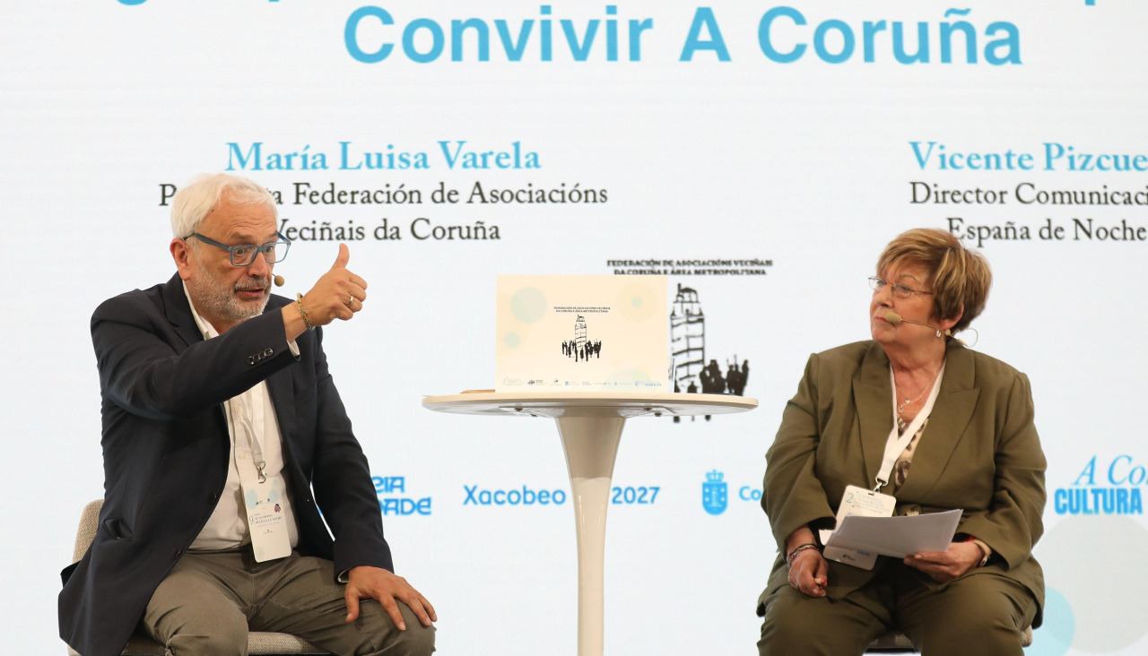 Vicente Pizcueta y Luisa Varela, durante la conversación sobre la convivencia entre ocio nocturno y vecinos | patricia g. fraga