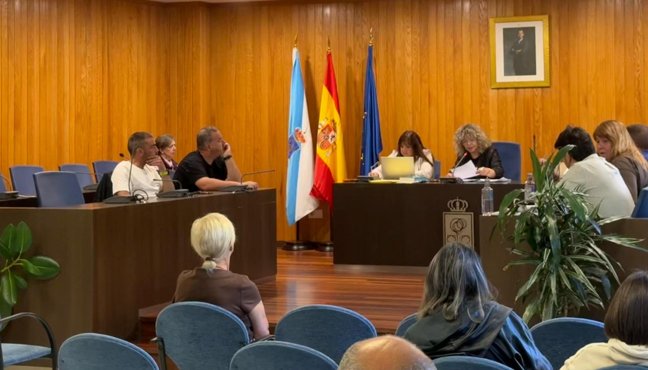 A la izquierda, las sillas vacías tras la salida de los ediles de Unión por Cambre