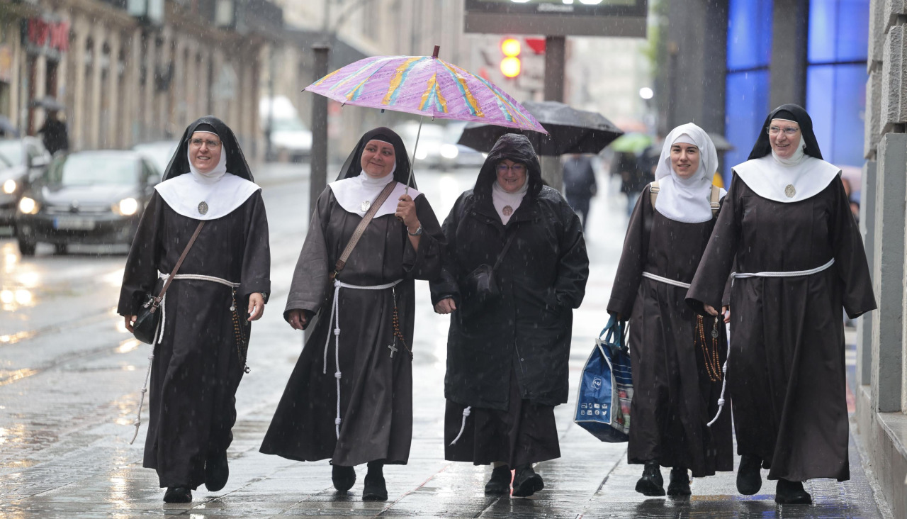 Las exmonjas de Belorado, camino del juzgado, el pasado 4 de mayo en Bilbao