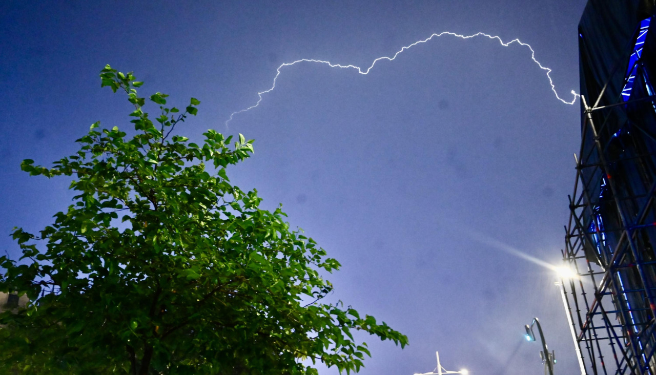 Un rayo ilumina la noche coruñesa, en plena celebración de ascenso