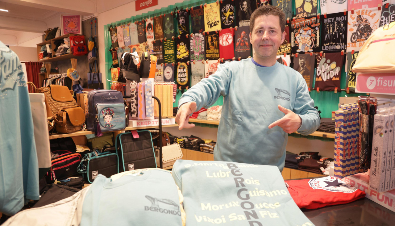 David Carro, con las sudaderas dedicadas a Bergondo