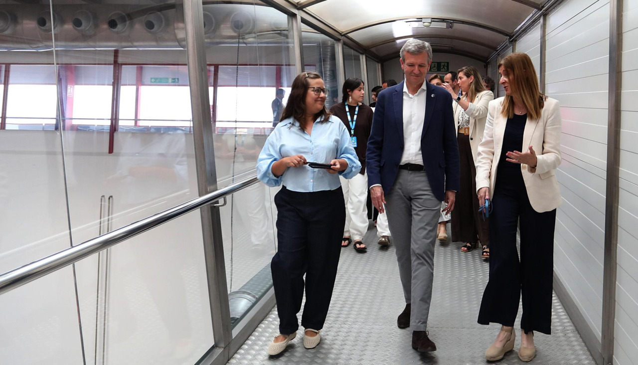 Alfonso Rueda y Ángeles Vázquez visitan la fábrica de la Coca-Cola en A Coruña