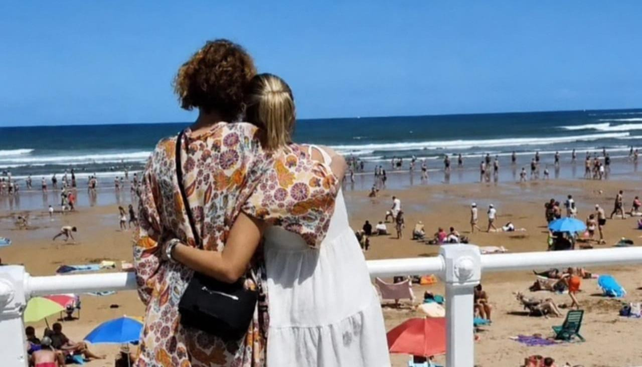 Natalia y Mariana Lema, abrazadas