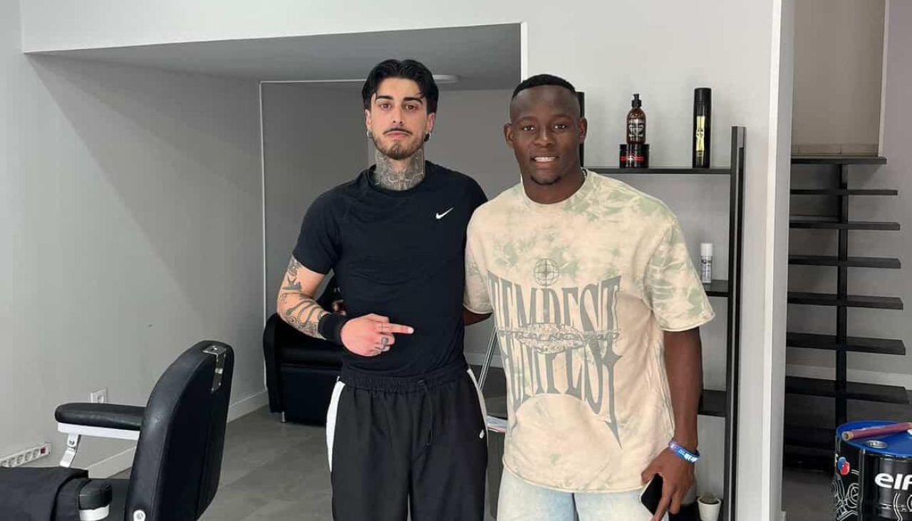 Bil Nsongo, antes de someterse al cambio de look, junto con Tintín Pallas