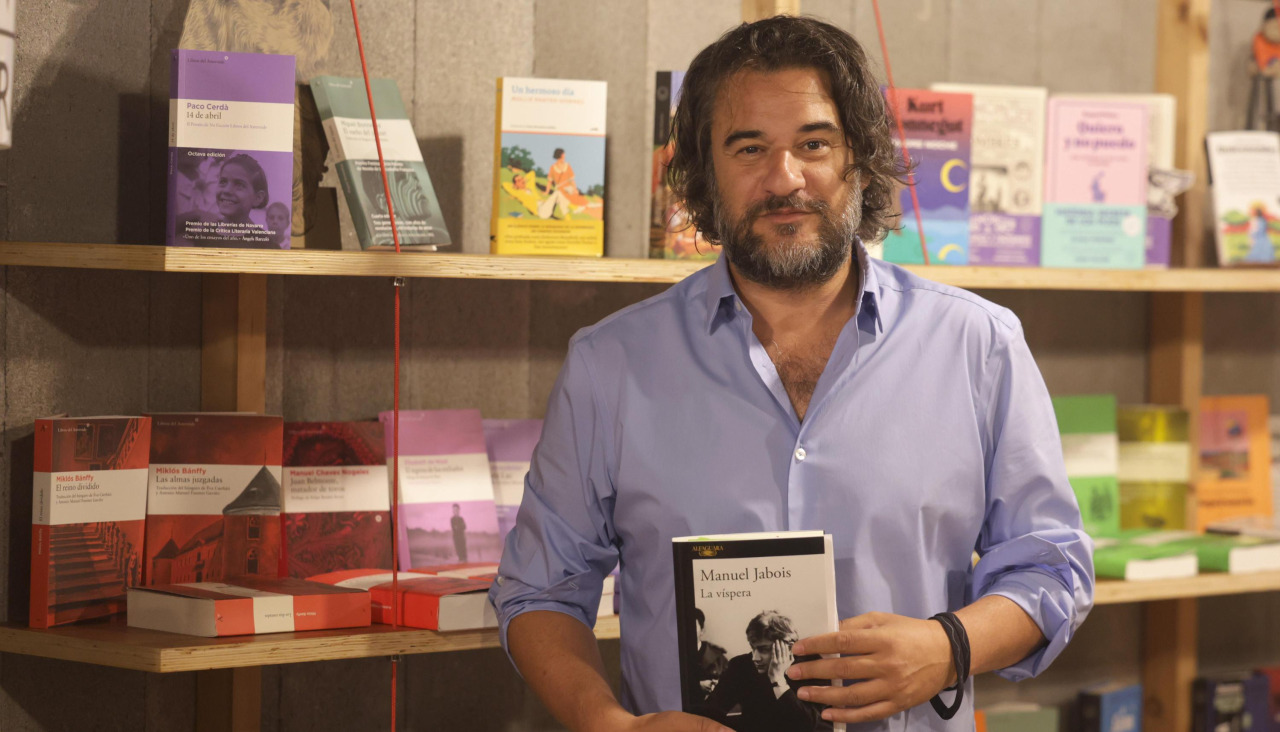 Jabois posaba esta tarde con su libro en Moito Conto