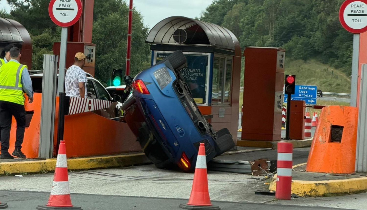 Coche volcado en el peaje de Guísamo