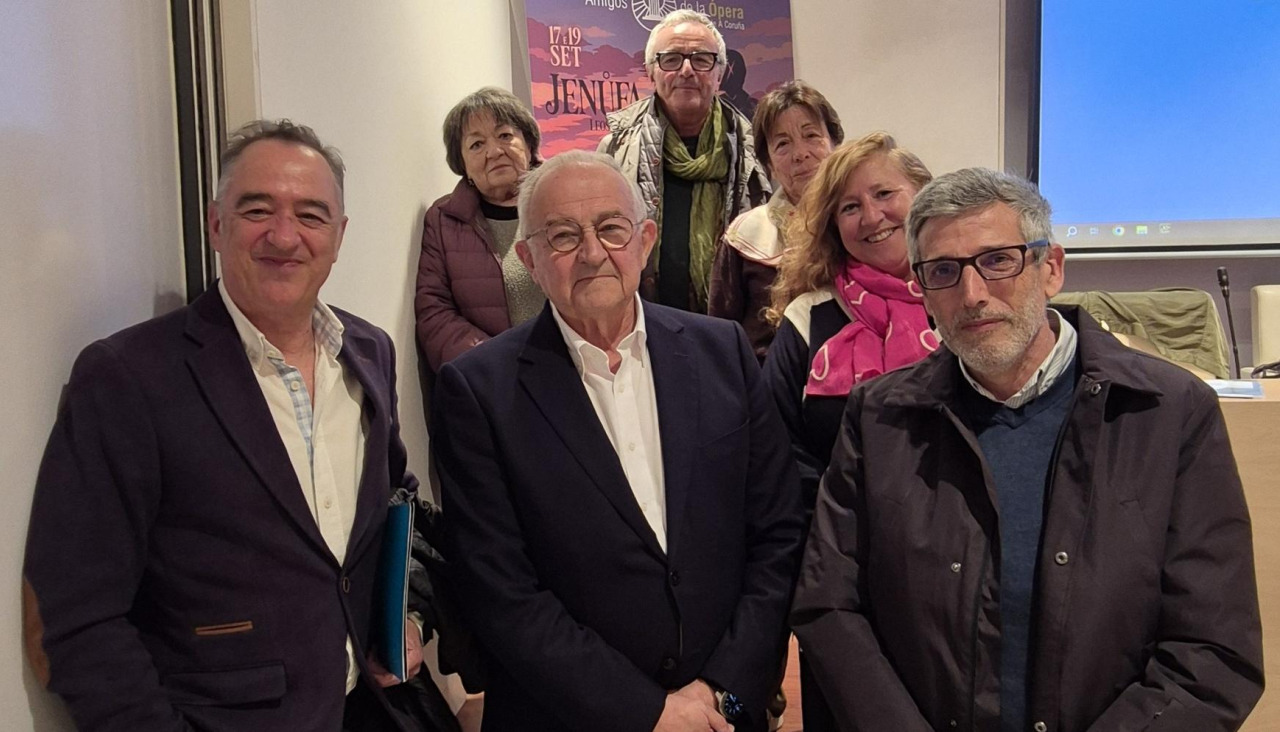 La nueva junta directiva de Amigos de la Ópera, con Méndez Romeu en el centro